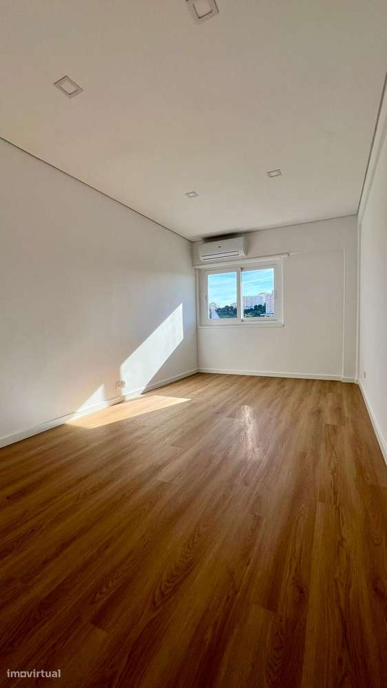 Apartamento T3+1 Duplex | 154 m² | Totalmente Remodelado | Queluz-11