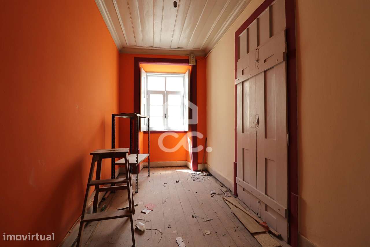 Prédio para recuperar junto à Praça do Comércio! - Grande imagem: 4/24