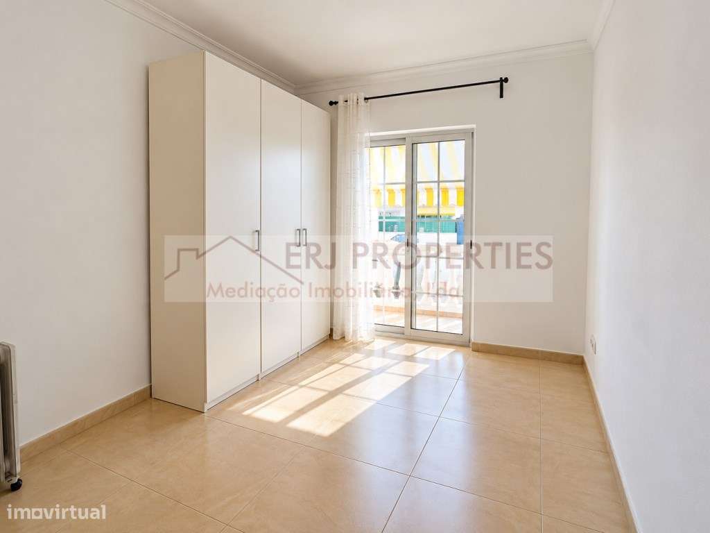Moradia de Charme em Altura | 3 Quartos, Garagem e a 950 m da Praia-15