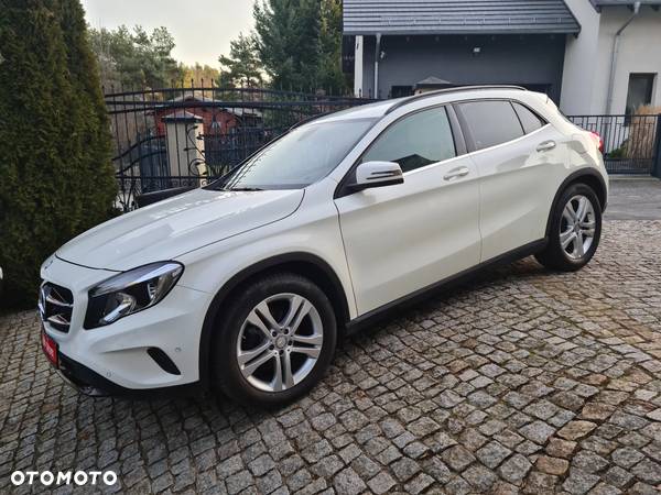 Mercedes-Benz GLA 200 7G-DCT - 10