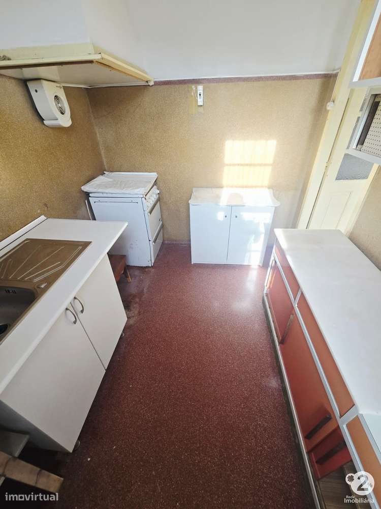 Moradia V3 no Porto perto do Parque Nascente ( para recuperar )-12