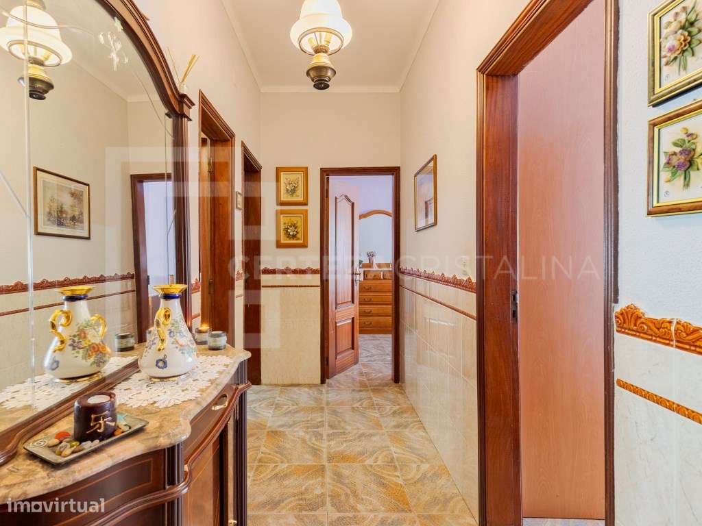 Moradia T3 com lareira, Garagem sótão e logradouro no Barreiro-11