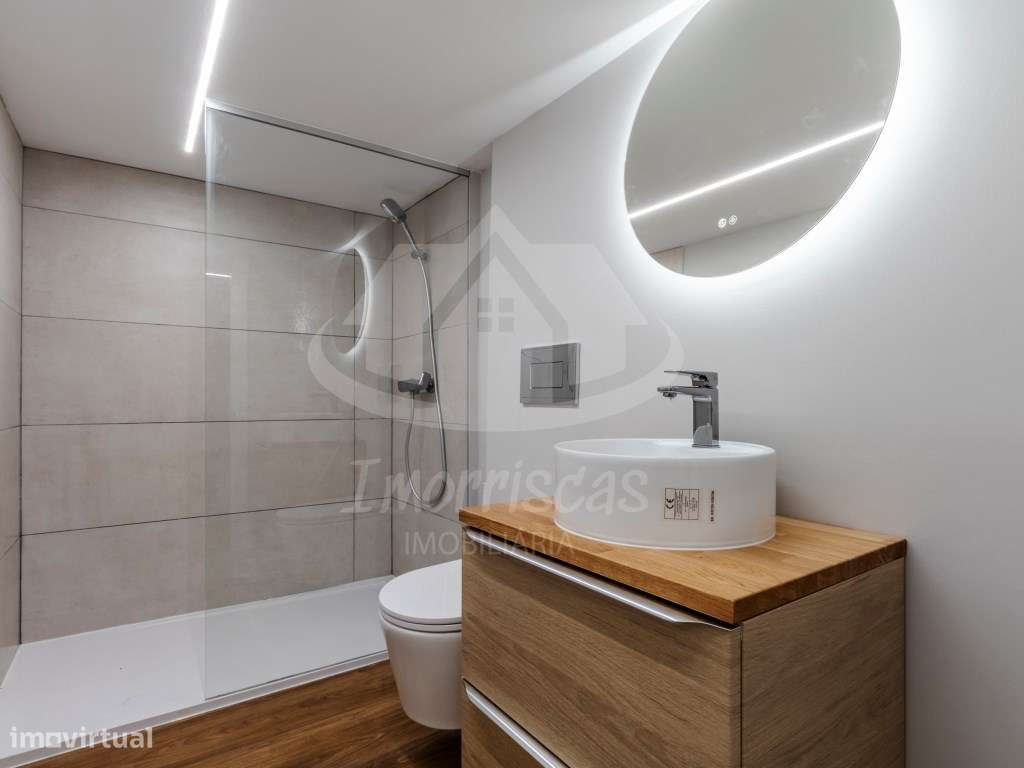 T3 Duplex Remodelado com Entrada Independente no Centro de Sacavém-24