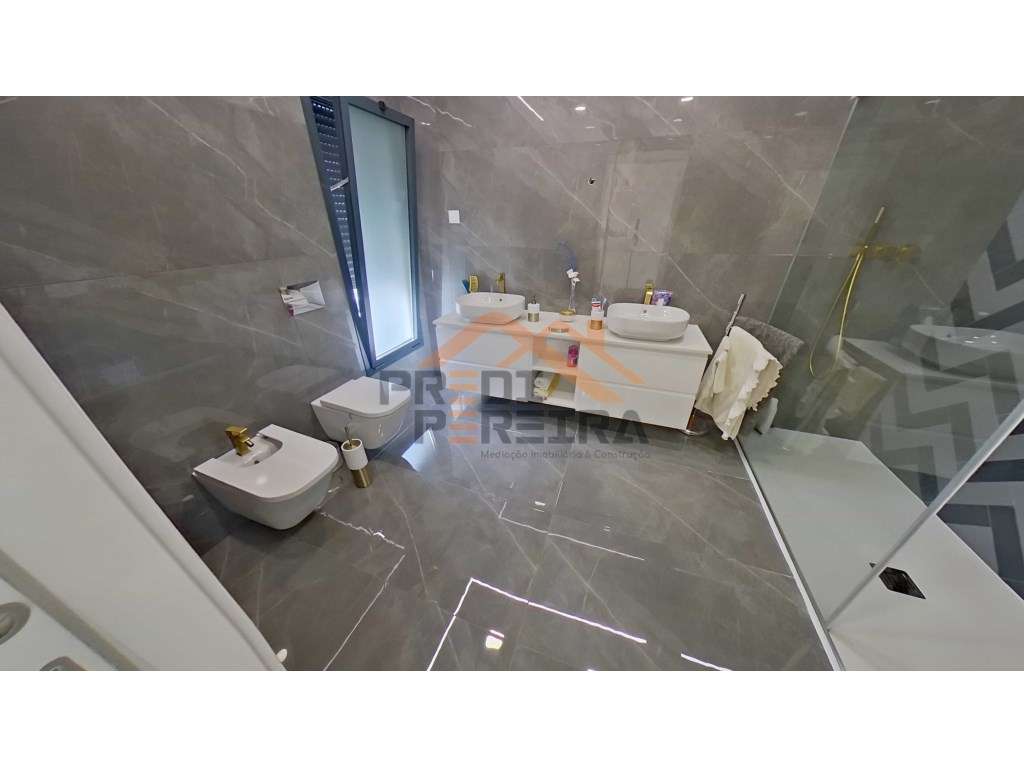 Moradia T3, situada no Casal da Silveira, em Famões-29