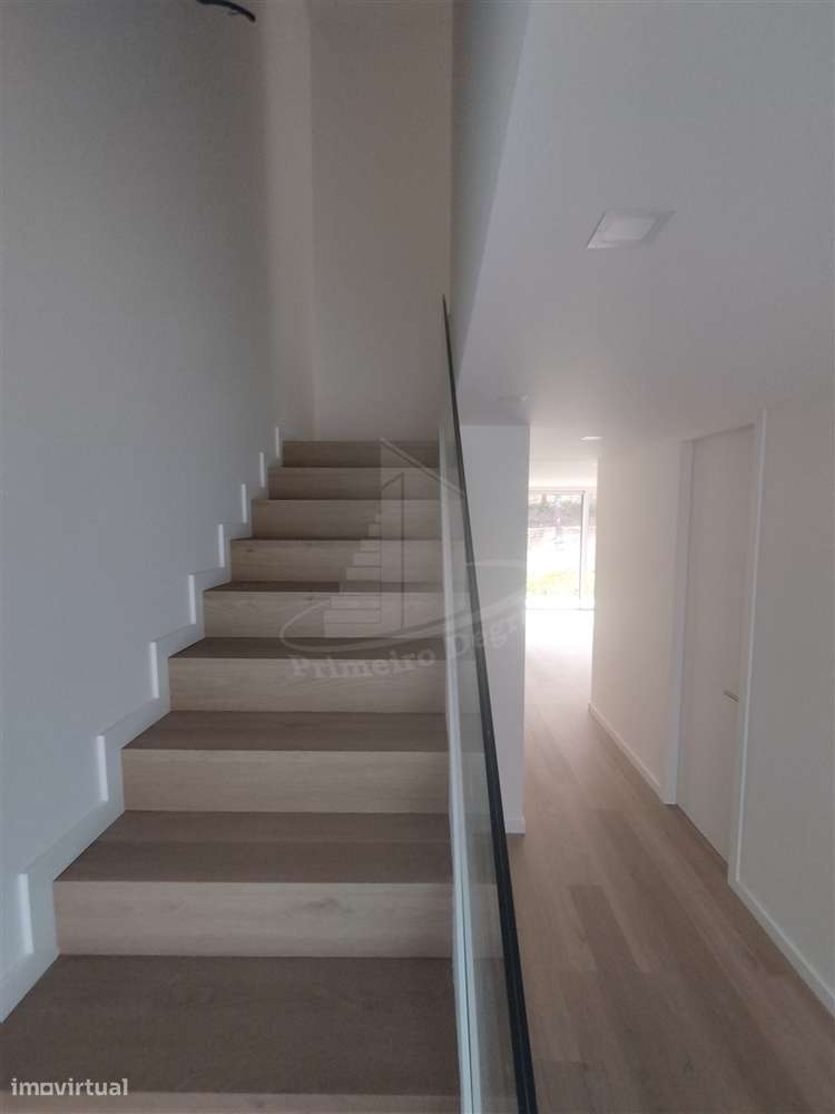 Moradia de 2 pisos com vistas fabulosas-20