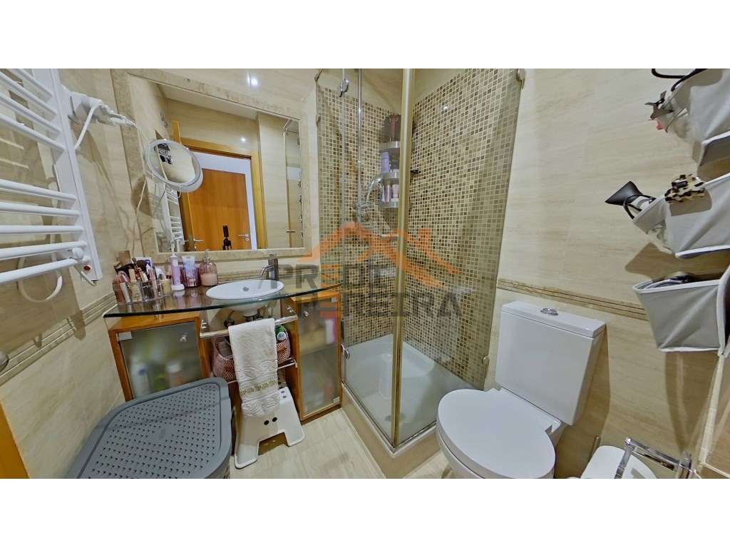 Situado na Urb. Jardim da Amoreira, Exclusivo T2 com vista desafoga...-17