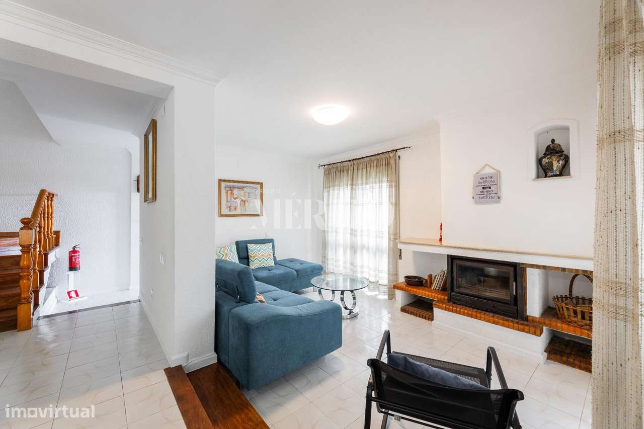 Moradia T4 Geminada em Terroso – Excelente Exposição Solar e Espaços A - Grande imagem: 4/42