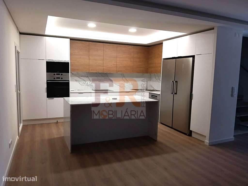 Moradia Pronta T4 com Garagem ,Ginásio e Piscina Sobreda-8