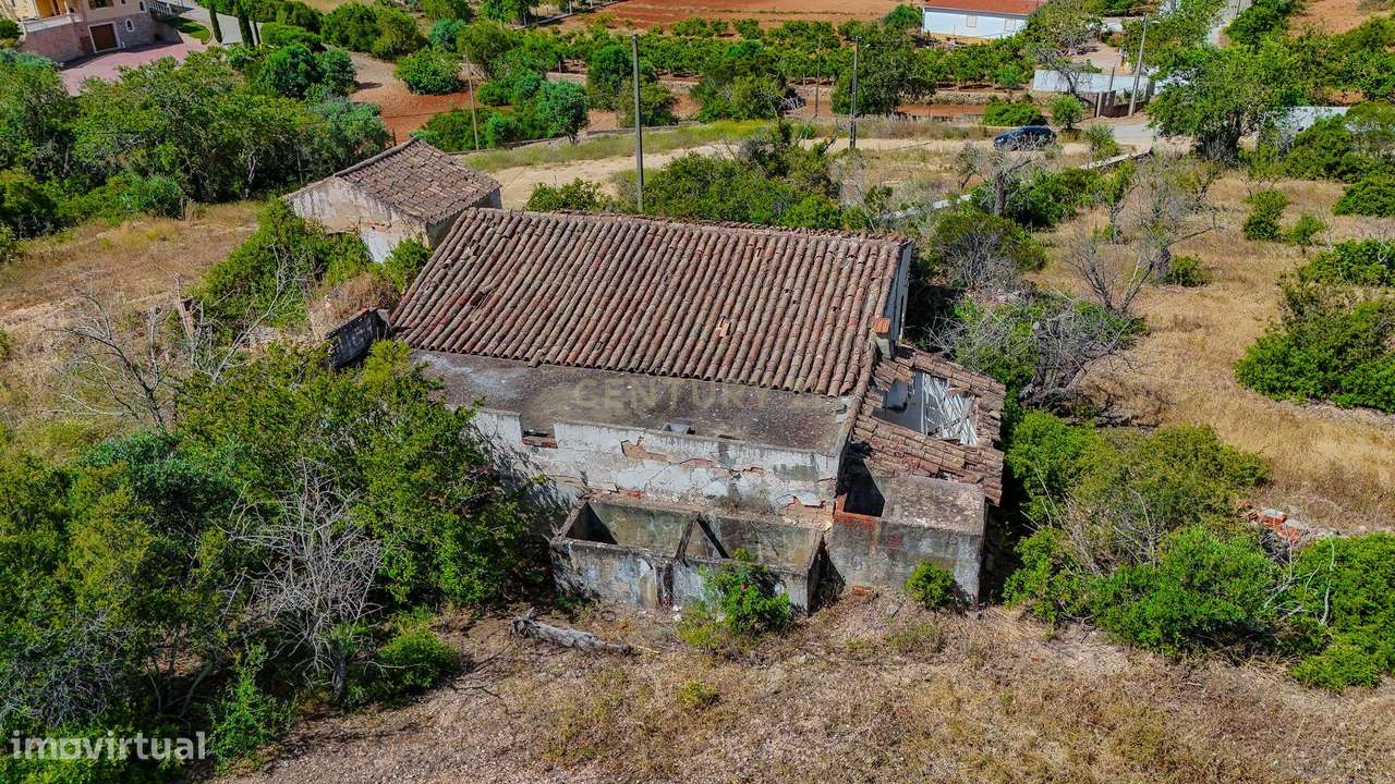 TERRENO COM RUINA PERTO DA COSTA - Grande imagem: 4/19