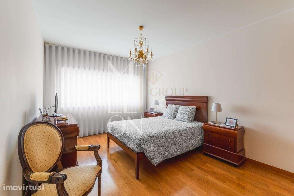 T2 com Suite, Varanda a Sul e Garagem Dupla a 10 min. do Hospital S. J-14