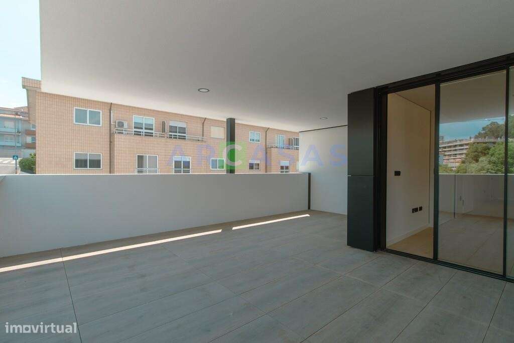 Apartamento T4 com varanda e garagem fechada em São Cosme, Gondomar-8