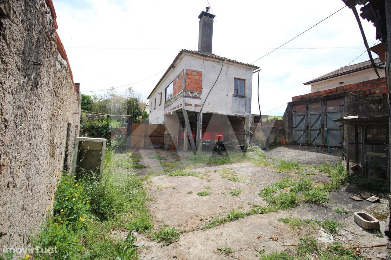 Moradia com garagem e logradouro para reabilitar em Telhado - Penacova
