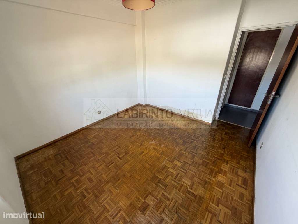 Vende-se T2 com arrecadação na Codivel, perto metro de Odivelas.-12