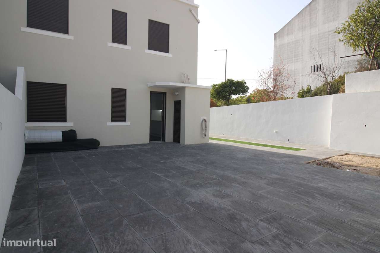 Rc de moradia com Quintal e estacionamento no Seixal-42