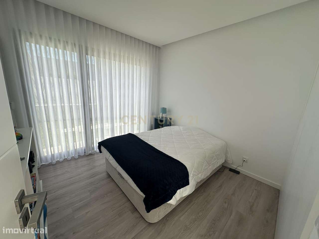 Moradia Térrea com Piscina aquecida e excelente jardim. Localizada em-39