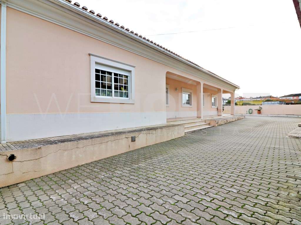 Moradia T4 com 280 m2, inserida em terreno com 2500 m2 em Palmela-38