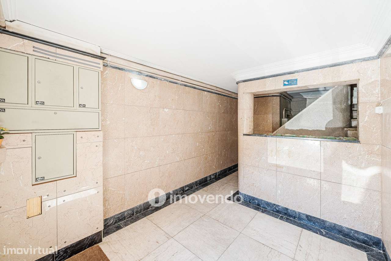 Apartamento T2 com duas varandas, na Graça, em Lisboa-36