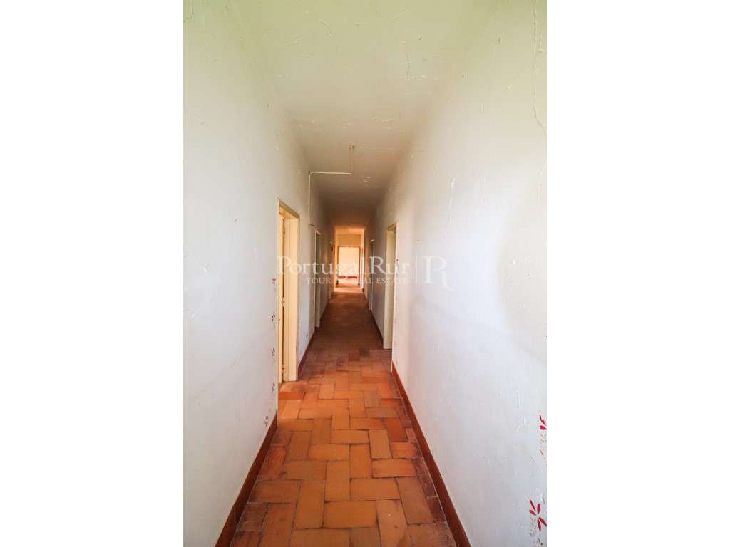 Quinta com casa de habitação T5 e diversas construções-50