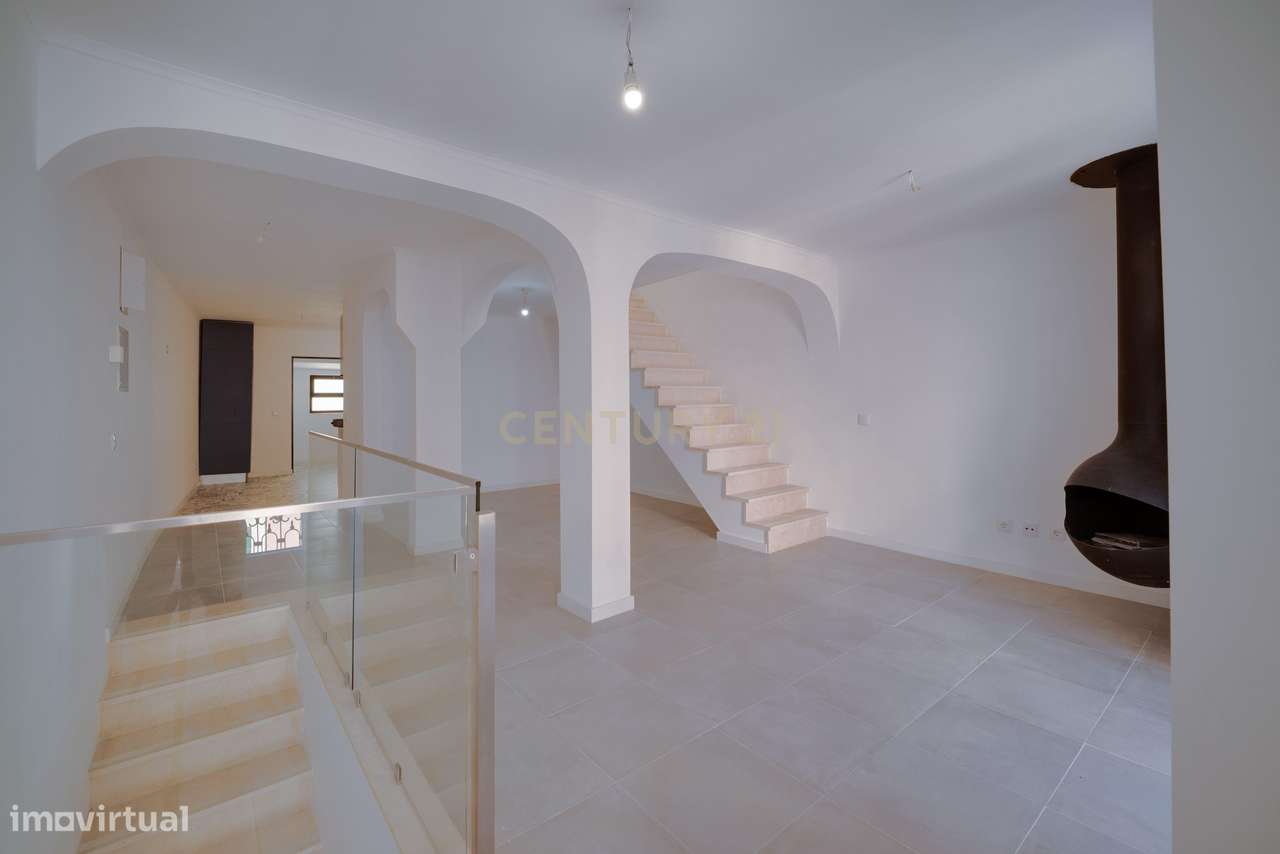 Prédio c/ 2 apartamentos (T1 e T2) com Pátio e Terraço - Centro Histór-40