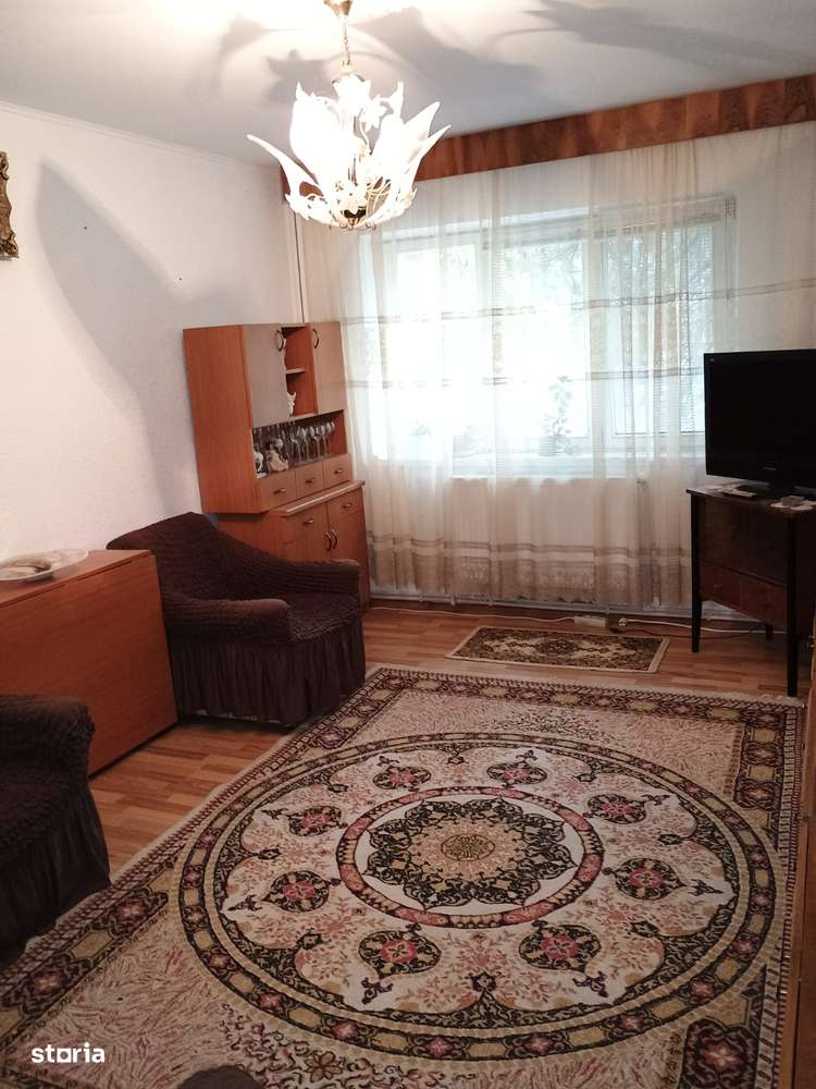 G.Enescu-Zona Spital-Apartament 3 camere decomandat,et.1,cu centrala.-0