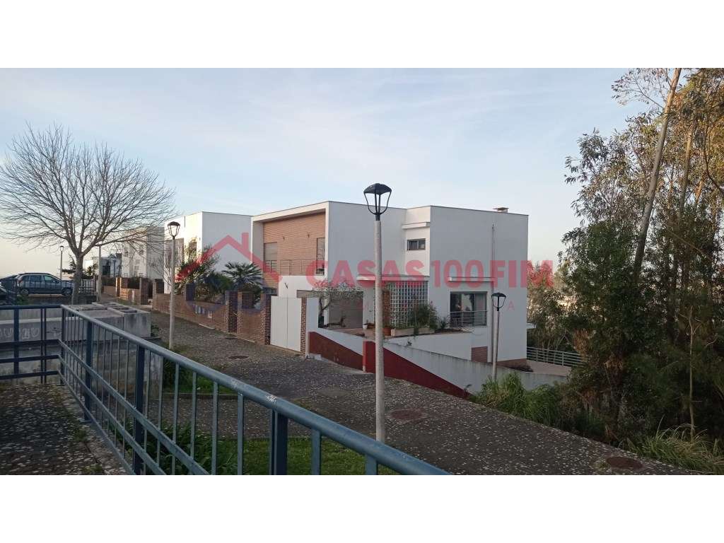 Lote para Construção de Moradia com 3 Pisos e Vistas Desafogadas - Grande imagem: 5/9