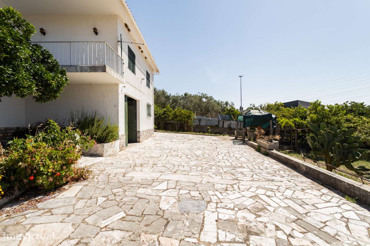 Moradia T3 Isolada, com garagem de 157 m2 térrea em lote de 1.331 m2 c-3
