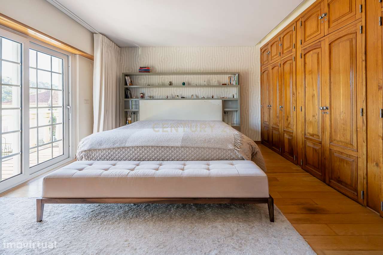 Moradia de Luxo T4 com Piscina e Jardim em Alvalade-36