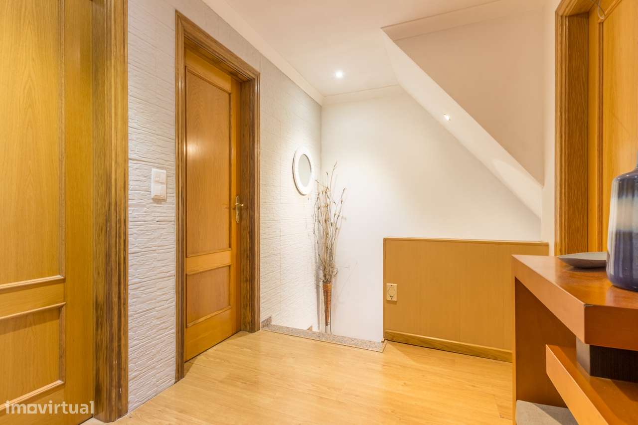 Moradia geminada de tipologia T3 com piscina, garagem e jardim-18