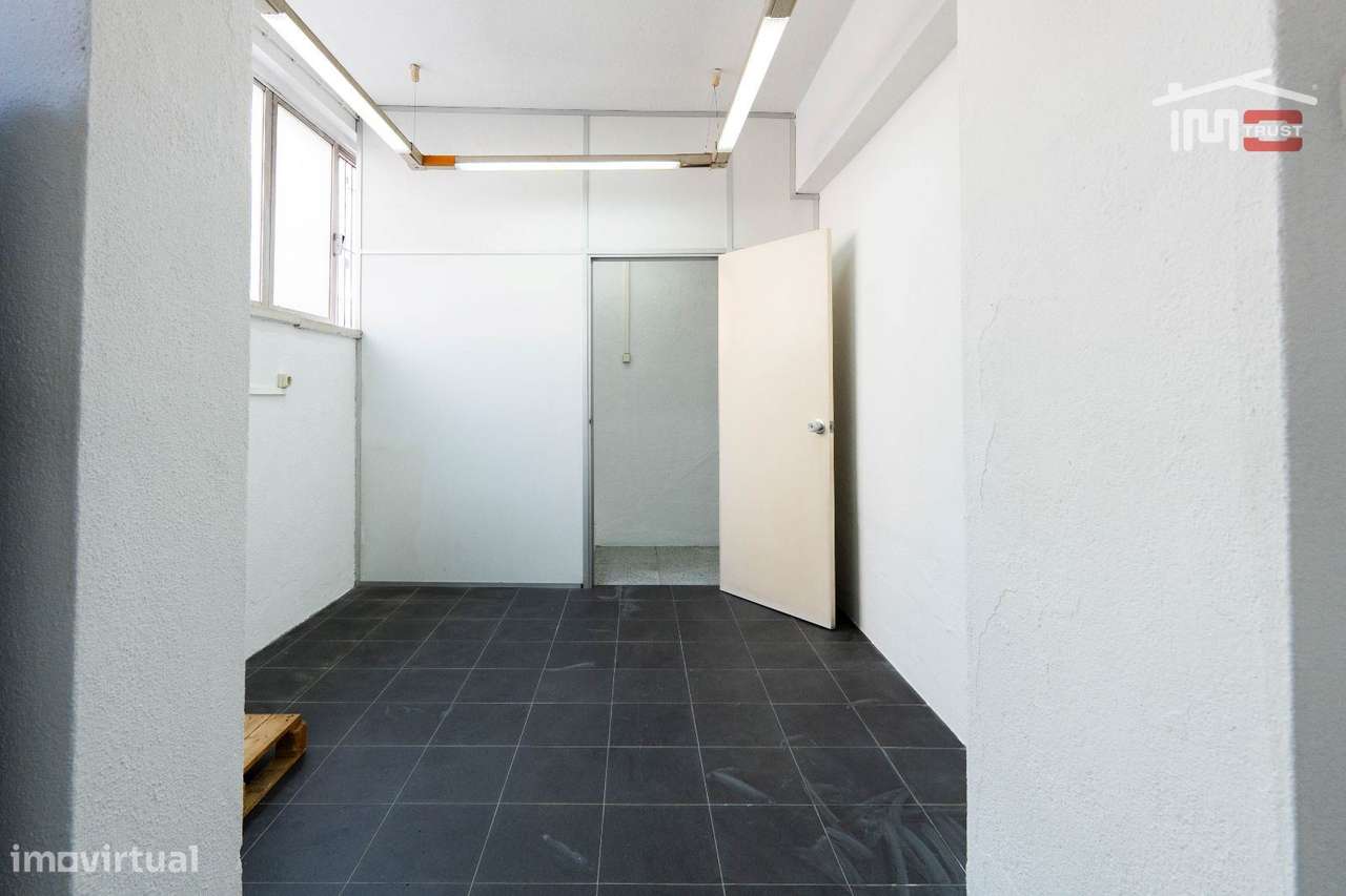 Espaço Comercial / Armazém à Venda - 174m² na Pontinha - Grande imagem: 4/16