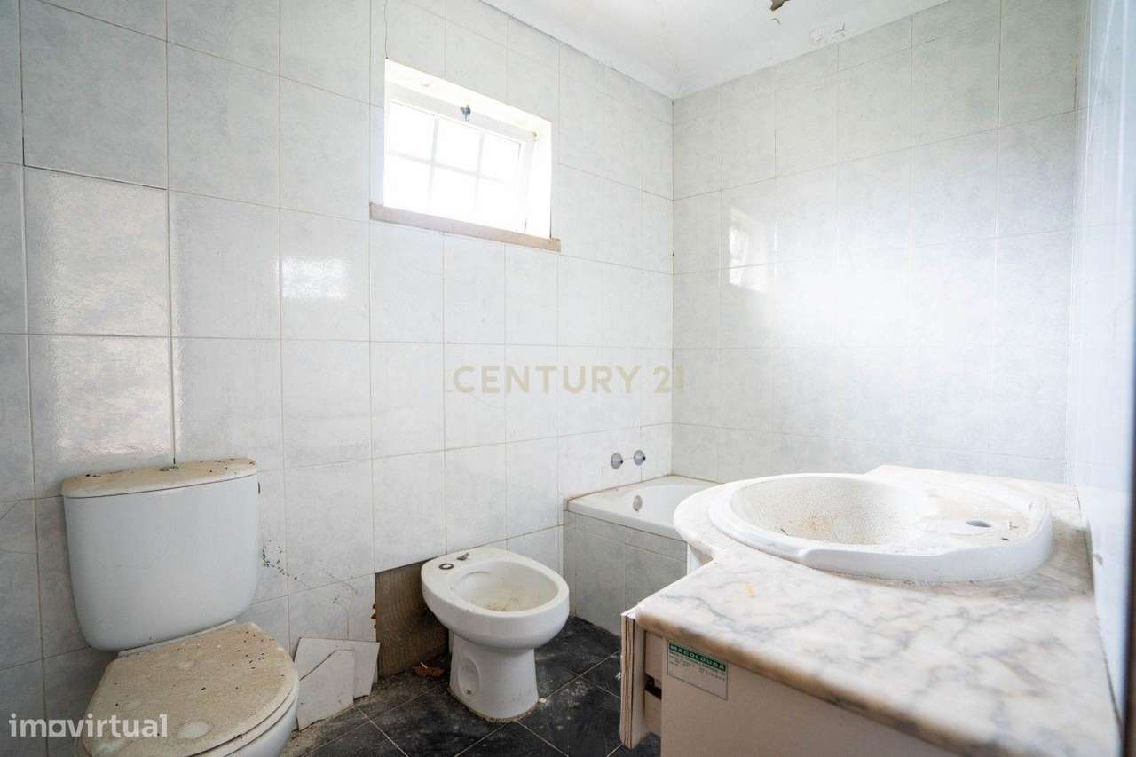 Moradia de dois pisos de tipologia T4 com terreno-24