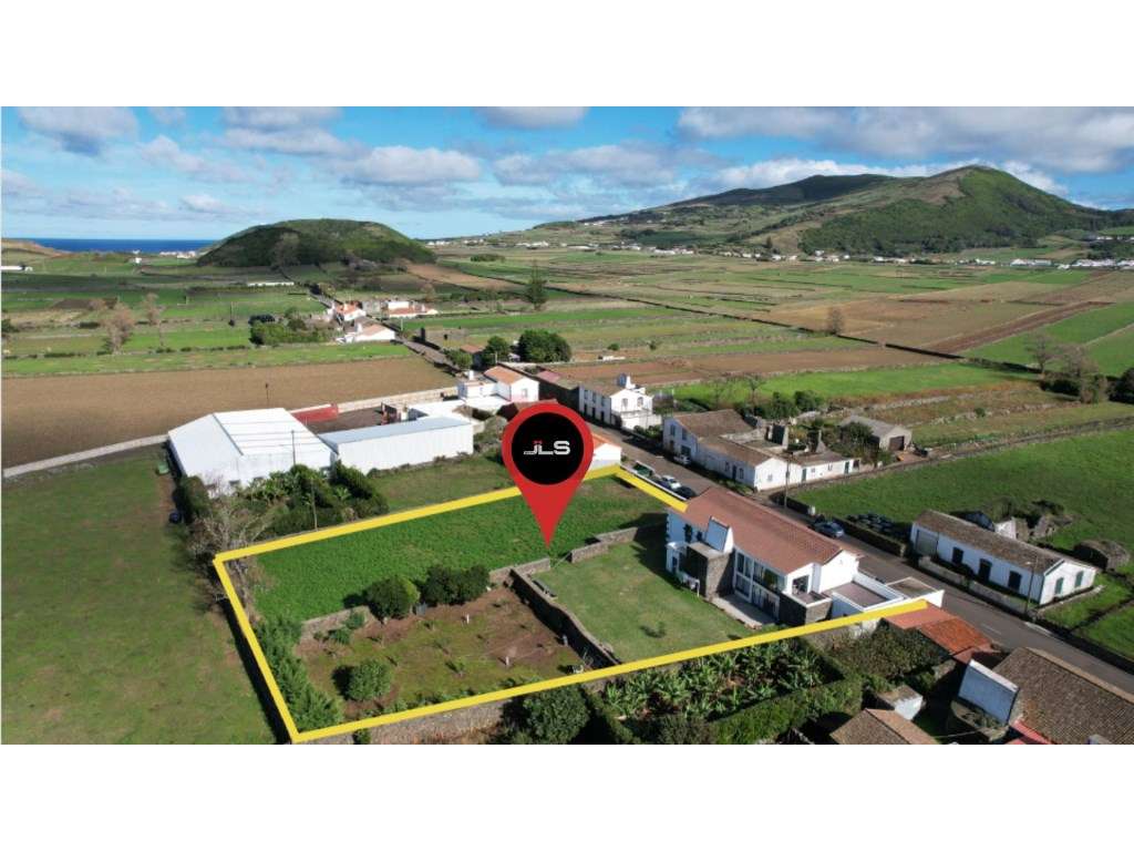 Moradia dividida em 2 apartamentos inserida em terreno com 3978m2, ... - Grande imagem: 2/16