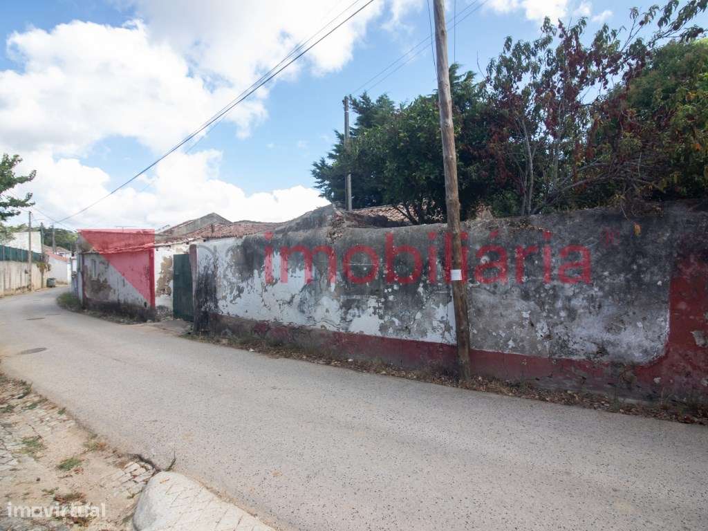 Moradia com 5 divisões assoalhadas para recuperar-6