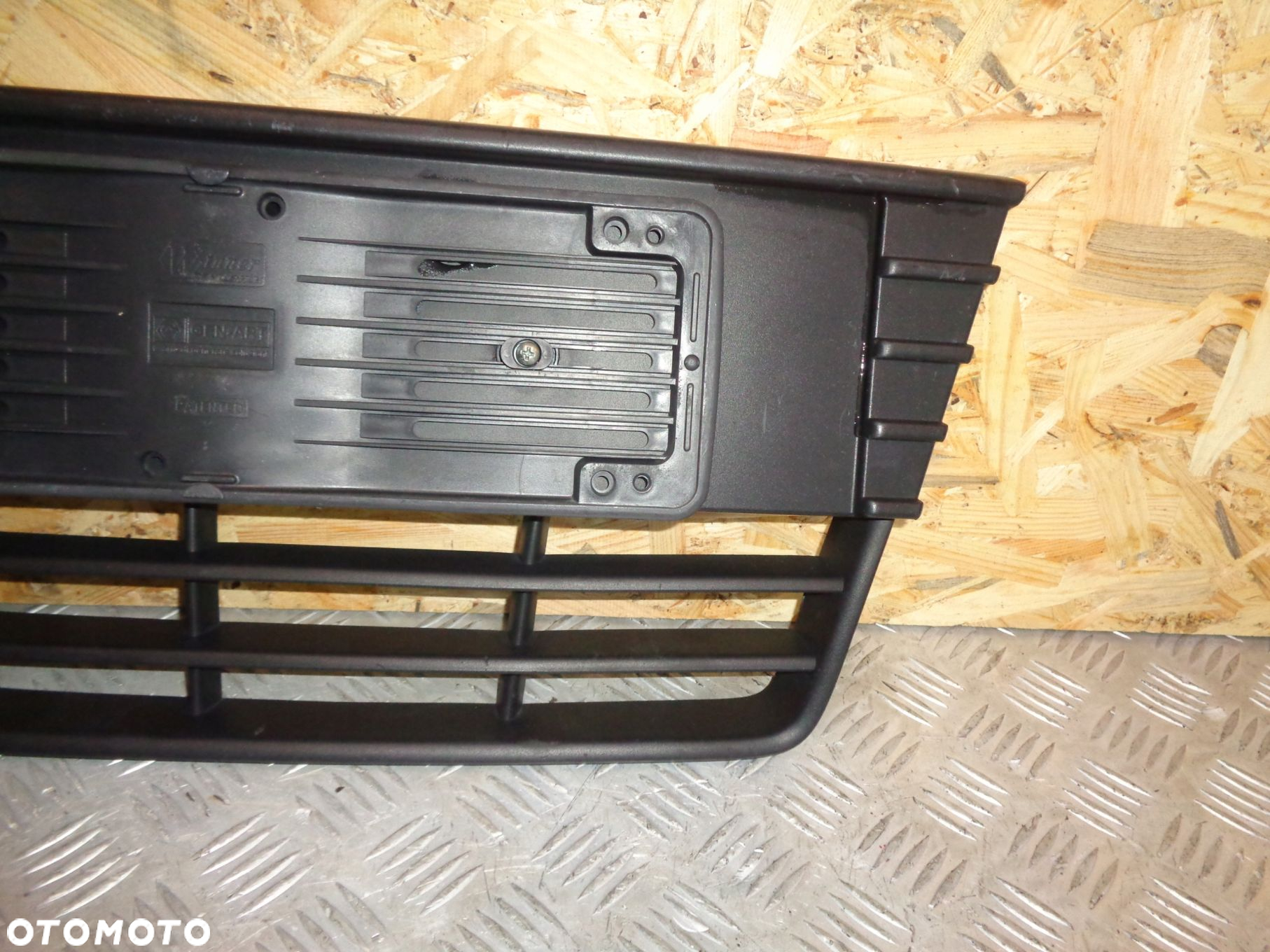 KRATKA ZDERZAKA ŚRODKOWA GRILL FORD FOCUS MK3 III 2010- - 2