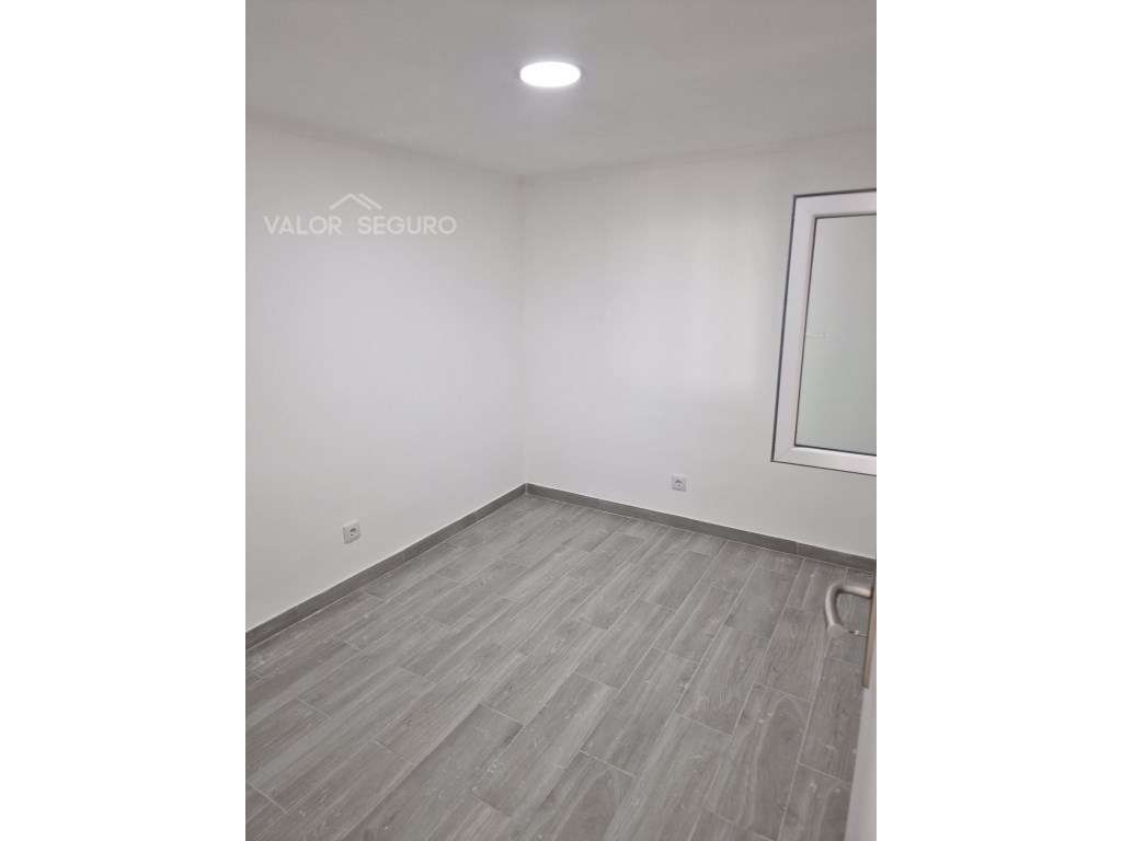 Moradia com 8 casas independentes em Sobralinho-9
