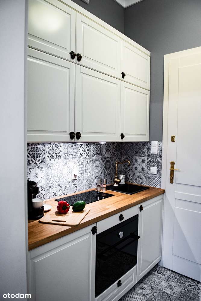 Kawalerka, Hoża 50, lokalizacja TOP-8