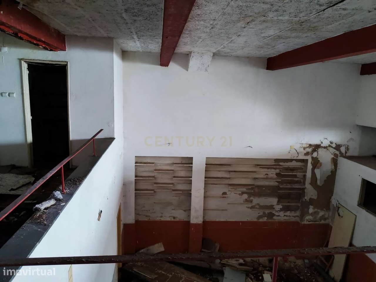 Prédio de 3 pisos de uso misto, zona ribeirinha, zona ARU.-22