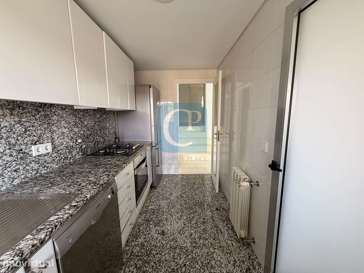 Apartamento T2 com lugar de garagem e arrumos em Vermoim na Maia-18