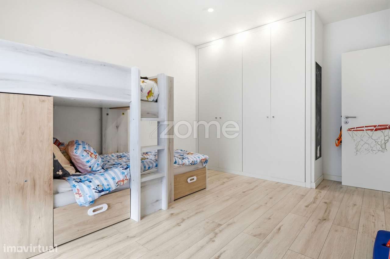 Moradia T5 localizada em Ramada, Odivelas-12