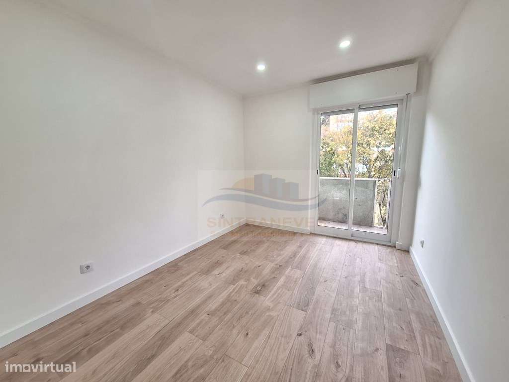 Oportunidade! T4 Renovado com Cozinha Nova e Open Space-9