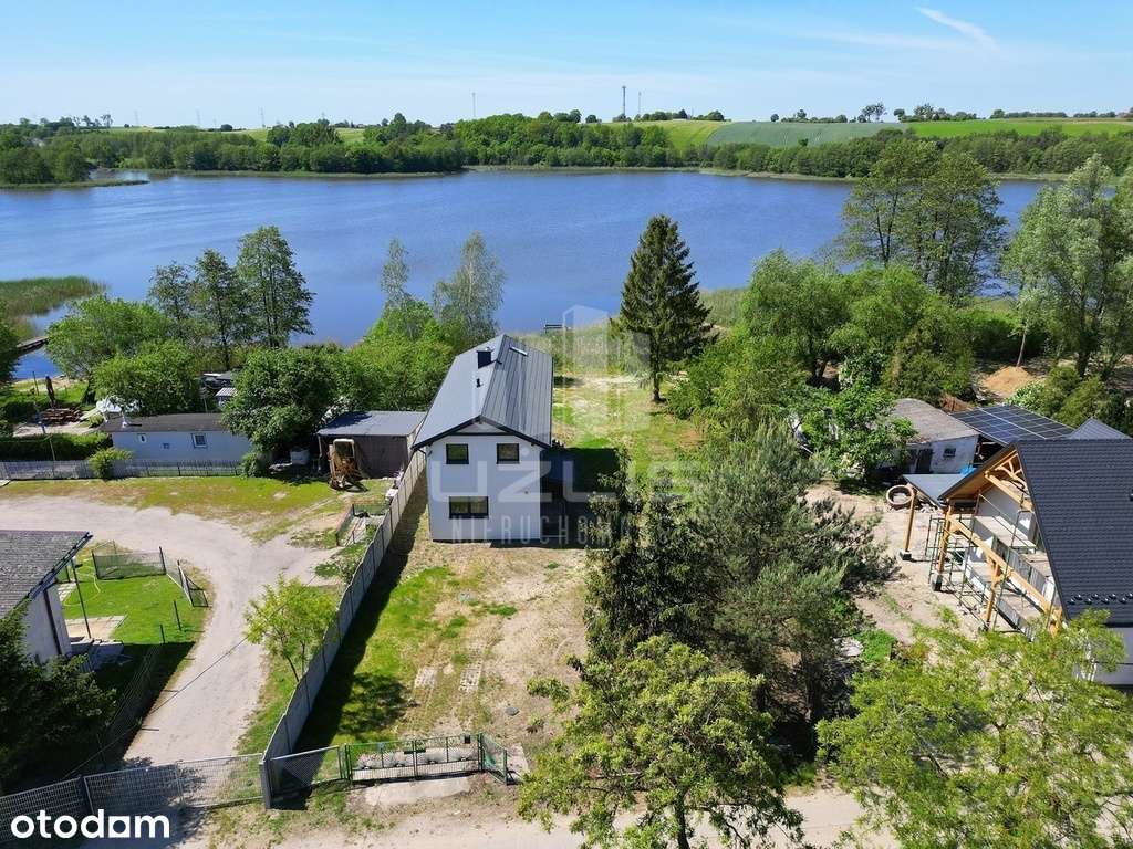 Dom nad jeziorem z linią brzegową-7