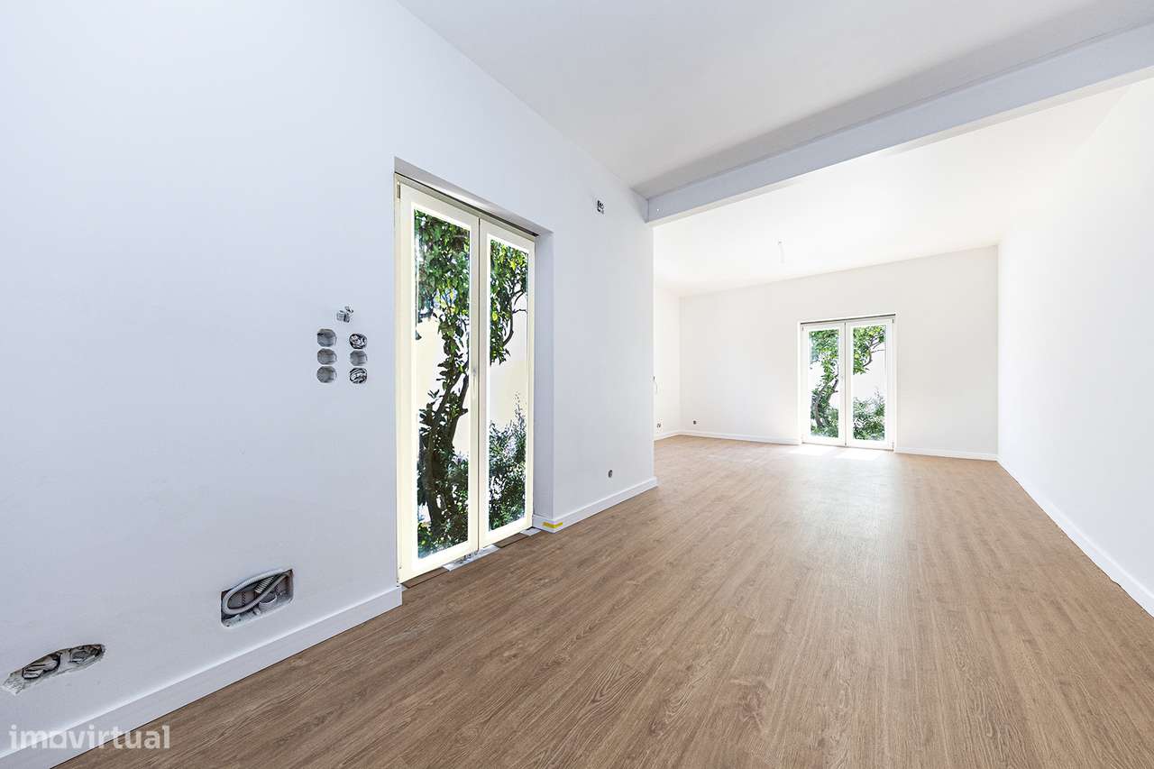 Moradia de Charme Reabilitada no centro da Parede com 434m² de Terreno-13
