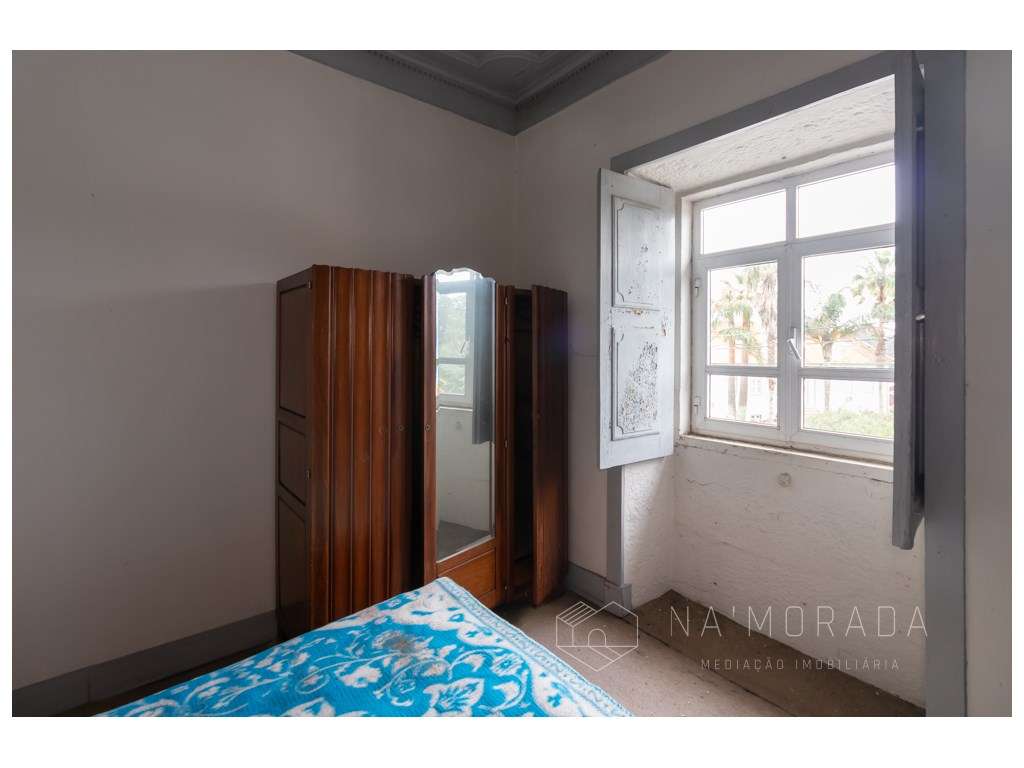 Propriedade para restauro em pleno centro de Santa Maria da Feira-18