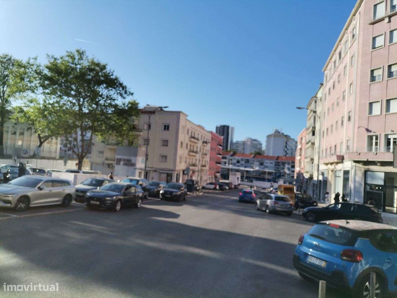 Papelaria Tabacaria em funcionamento, passagem de peões,e transportes-10