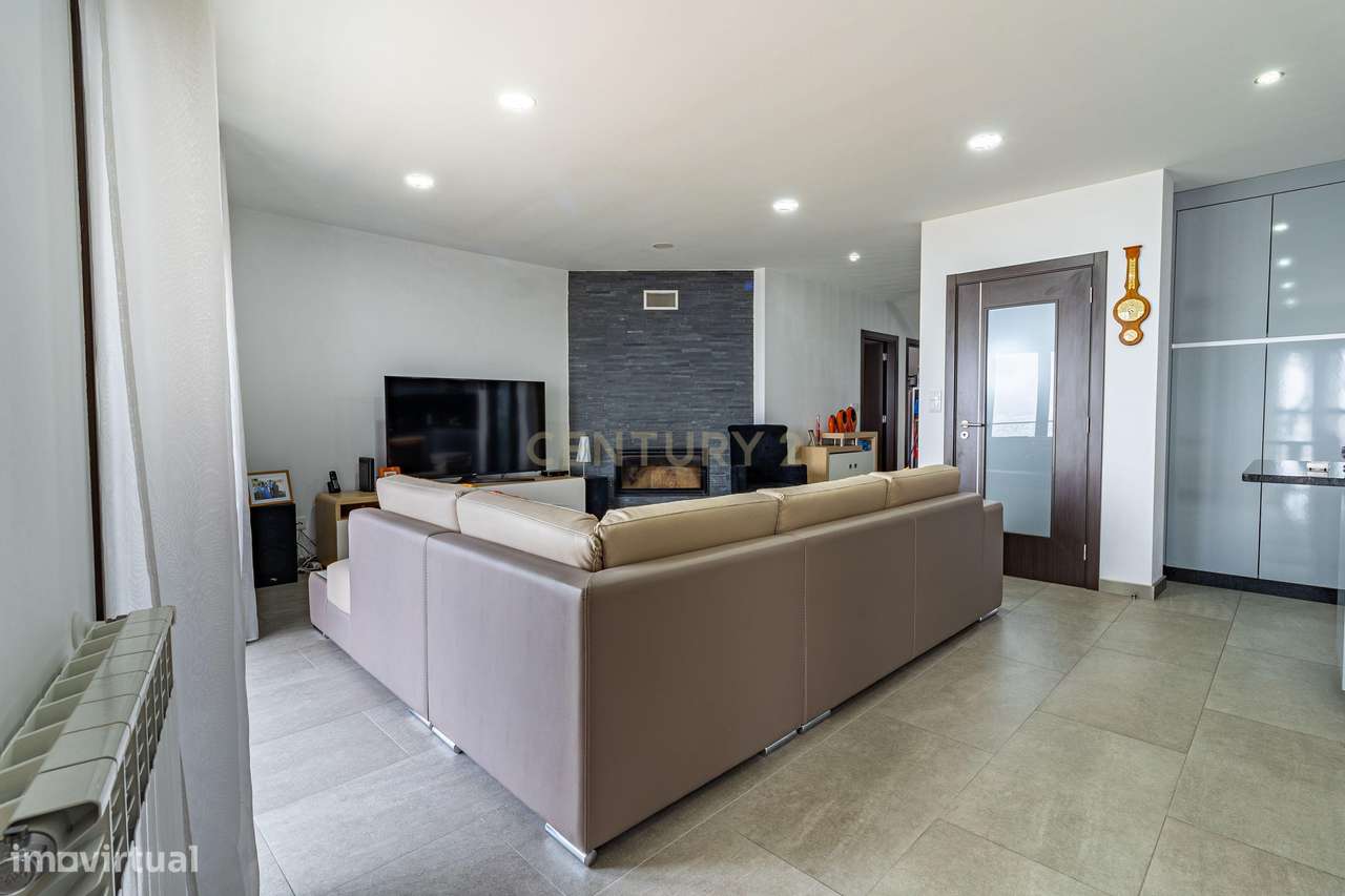 Moradia T5 em Bragança - Quase Nova e Pronta a Habitar - Grande imagem: 4/43