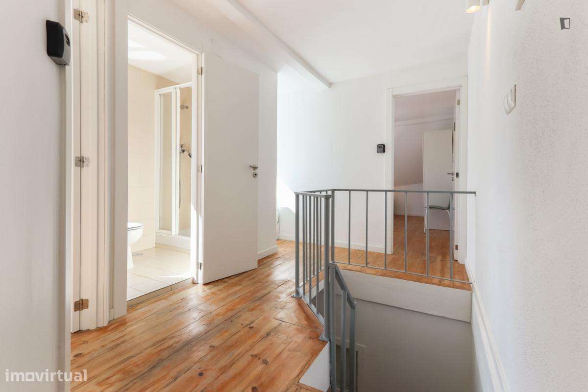 Quarto - localizado em Penha Lisbon - Grande imagem: 5/7