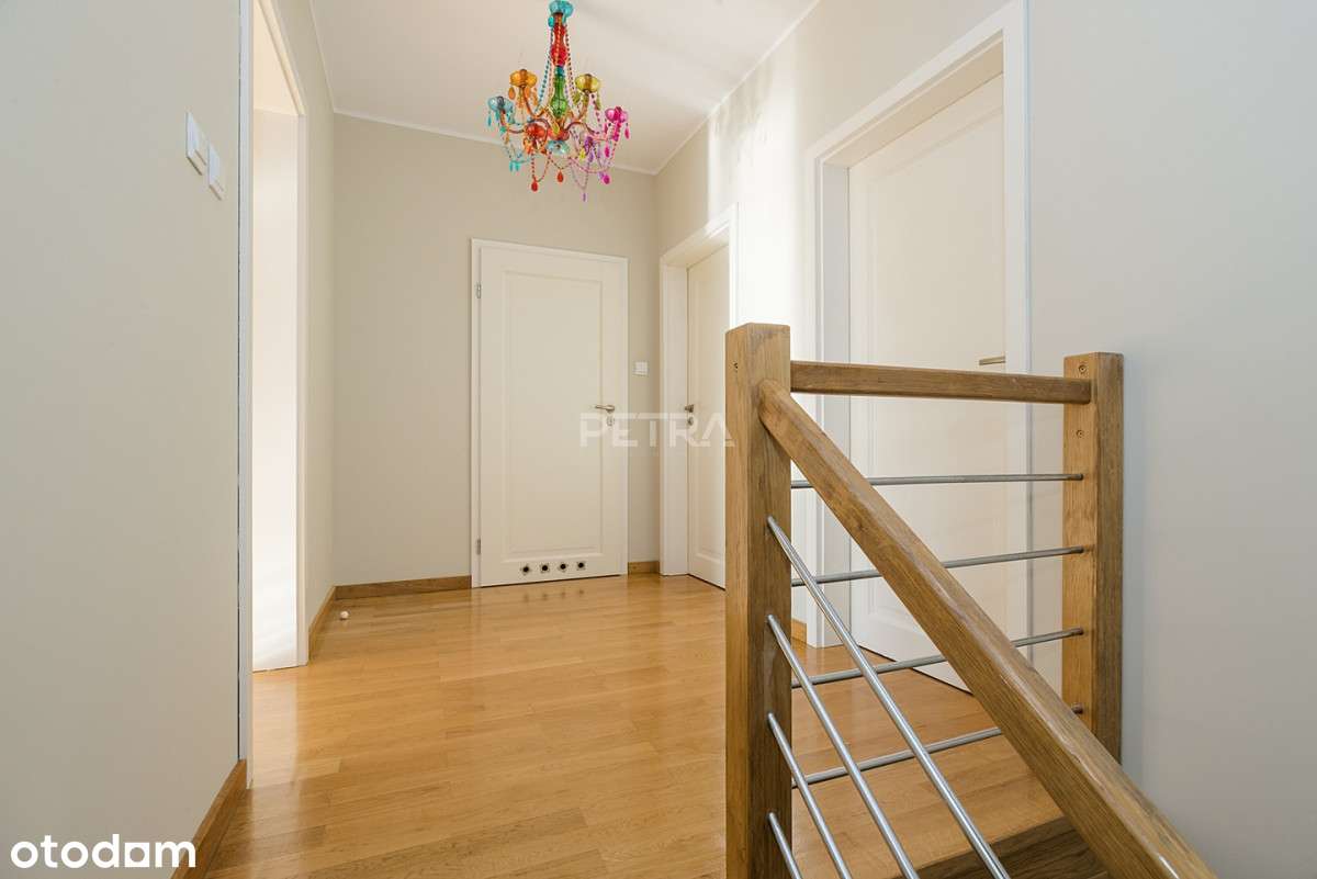 Przestronne, dwupoziomowe mieszkanie przy metrze-9