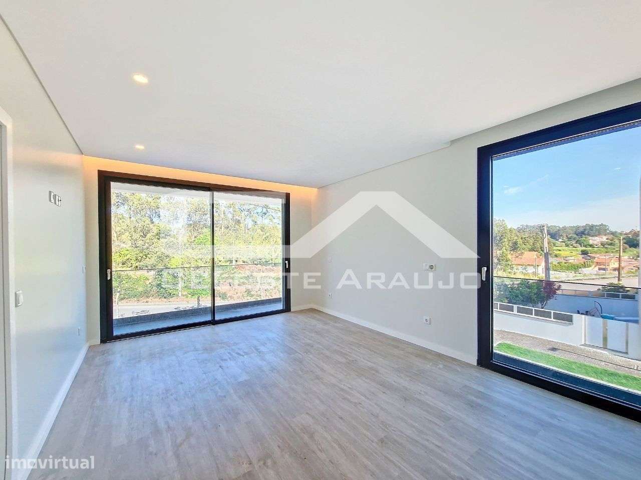 Moradia T3+1 Nova em Espinho-8