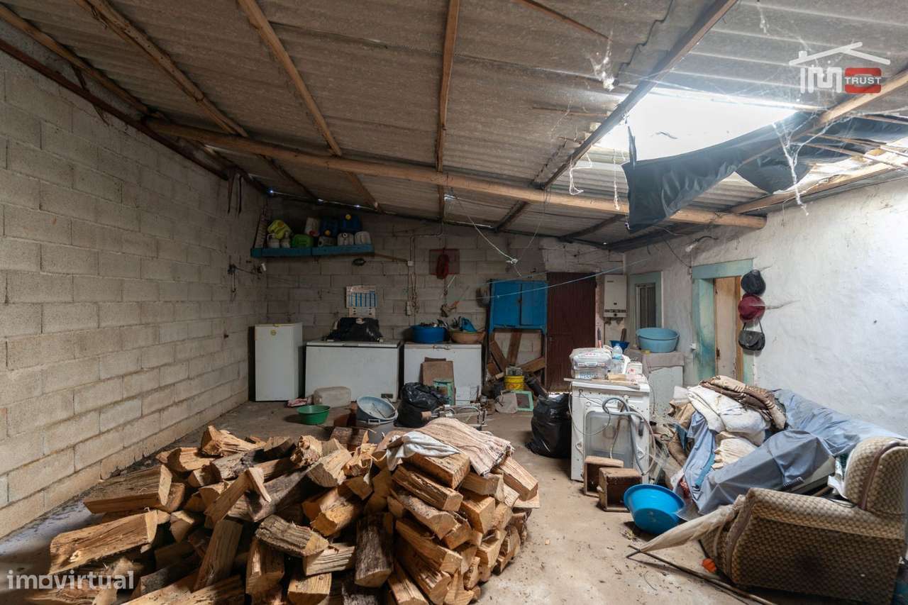 Moradia T3 para reconstrução em Crespos, S. Mamede-15