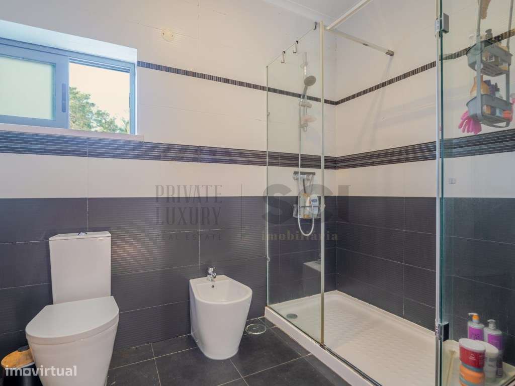 Moradia T4 na Aroeira, contemporânea com piscina e cave-41