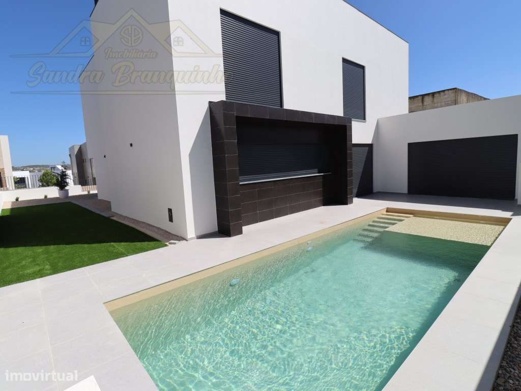 Moradia T5 (NOVA) com Piscina-3